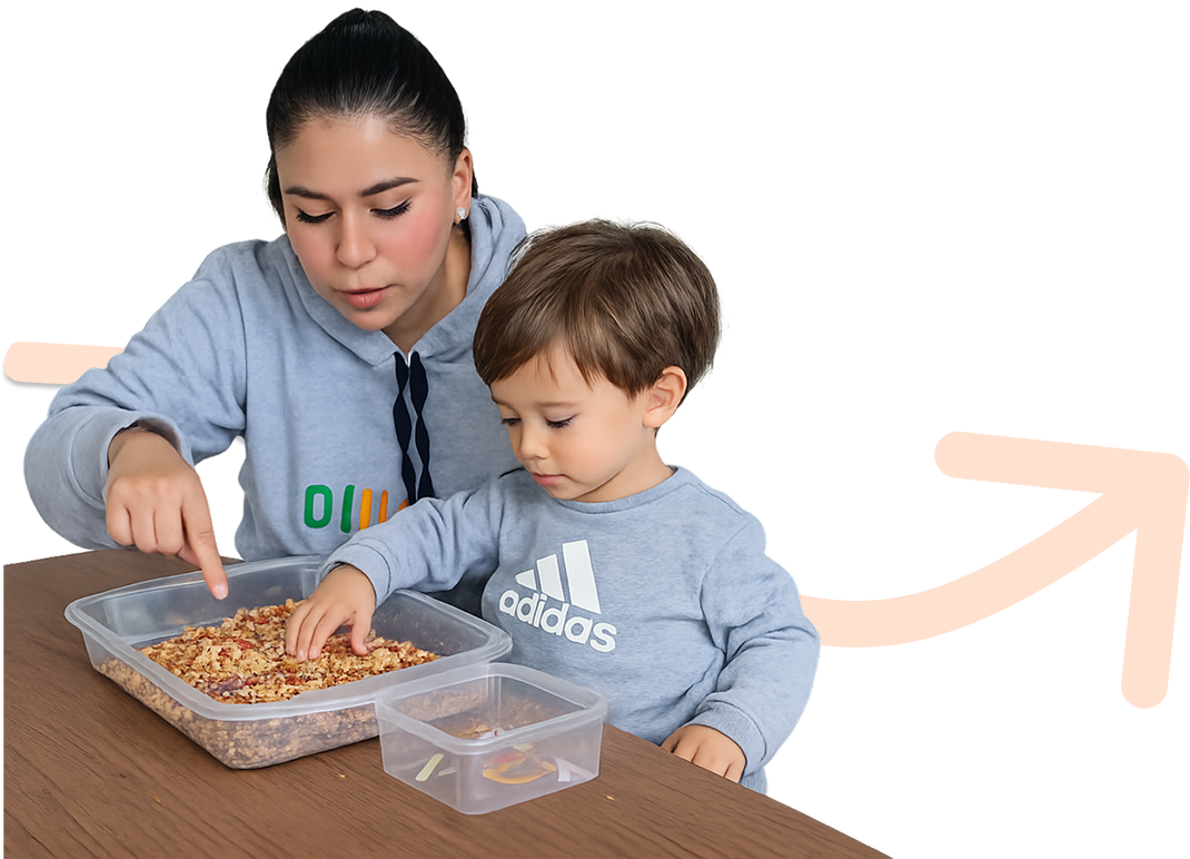 Madre o terapeuta realizando actividad sensorial con un niño pequeño