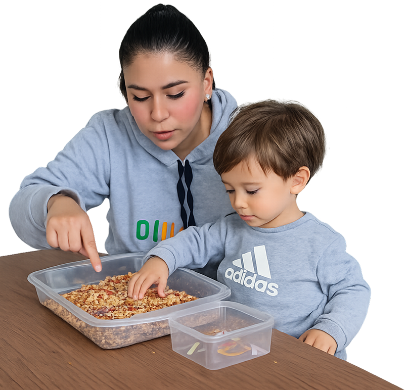 Madre o terapeuta realizando actividad sensorial con un niño pequeño